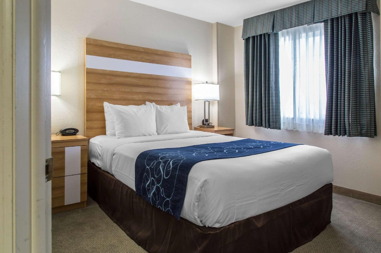 Comfort Suites Seven Mile Beach hotel
